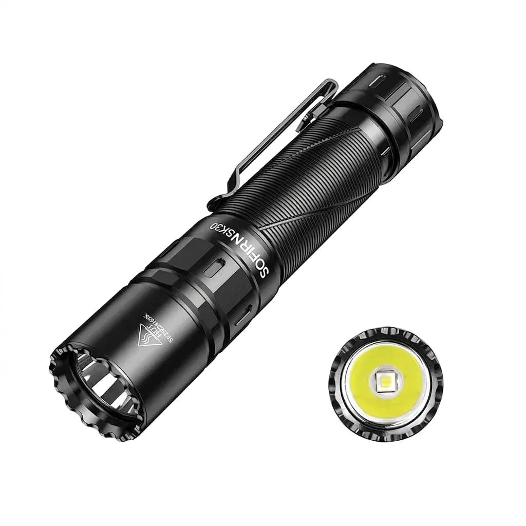 Sofirn SK30 tactische zaklamp op witte achtergrond